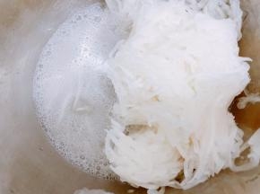 等萝卜丝出水后，挤干水分