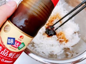 加入蚝油拌匀