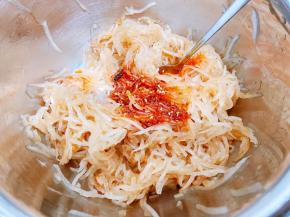 淋上红油辣椒和花椒油