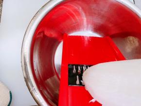 用擦丝器擦成细丝