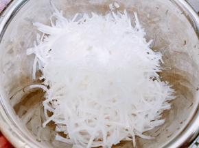 加入盐腌制5分钟