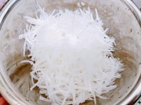 加入盐腌制5分钟