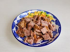 酱牛肉切小块。