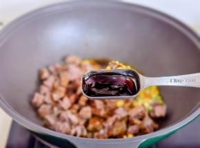 加入蚝油翻炒1分钟。