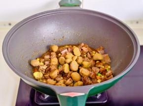 加入熟板栗仁翻炒均匀。