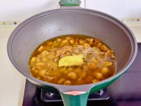 加入咖喱块，冰糖，水量没过食材为佳，烧开后转小火15分钟。