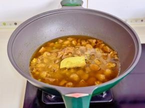 加入咖喱块，冰糖，水量没过食材为佳，烧开后转小火15分钟。