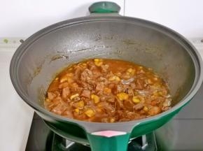 汤汁浓郁后按个人口味加盐调味，大火收汁。