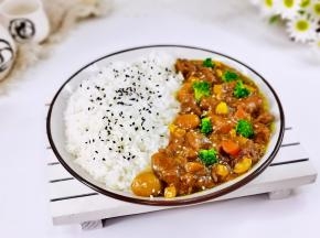 盛出装盘，一半米饭，一半菜，撒上芝麻，放上焯水的西兰花。