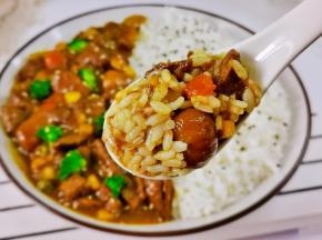 这一盘有菜，有肉，还有饭真的太满足了。