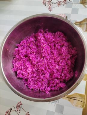 把火龙果去皮，只取果肉捏碎，和米饭一起搅拌均匀！