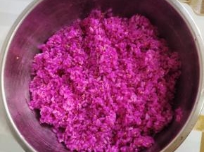 把火龙果去皮，只取果肉捏碎，和米饭一起搅拌均匀！