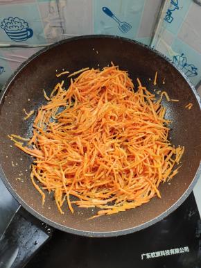 胡萝卜去皮切成丝，锅烧热放入适量的香油，放入胡萝卜丝翻炒至断生，加少许盐，熟白芝麻翻拌均匀备用！