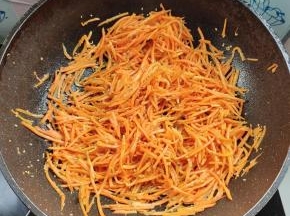 胡萝卜去皮切成丝，锅烧热放入适量的香油，放入胡萝卜丝翻炒至断生，加少许盐，熟白芝麻翻拌均匀备用！