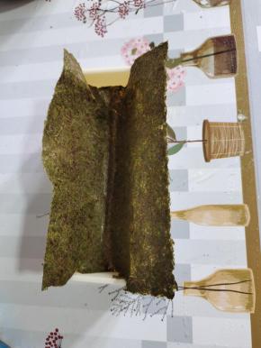 爱心寿司模具提前清洗干净，擦干水分，取一片寿司海苔放进模具中！