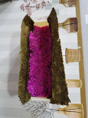 放入三分之一调拌好的米饭，按压紧实！