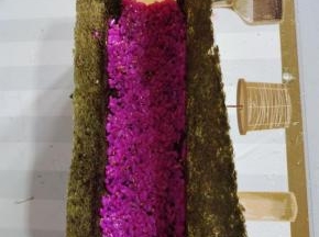 放入三分之一调拌好的米饭，按压紧实！