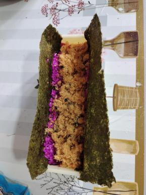 放入适量的番茄酱，沙拉酱和海苔肉松！