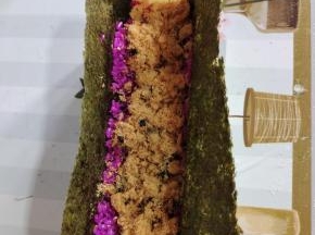 放入适量的番茄酱，沙拉酱和海苔肉松！