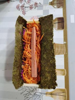 放入炒好的胡萝卜丝和火腿肠！