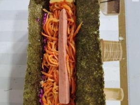 放入炒好的胡萝卜丝和火腿肠！