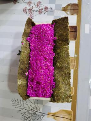 再把调拌好的米饭铺满模具，按压紧实！