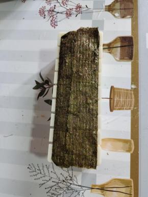 把海苔对折过来，按压一下，让它们黏住！如果不容易黏住可以刷一点沙拉酱或者放一些米饭！