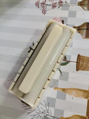 盖上模具的盖子，按压紧实定型！