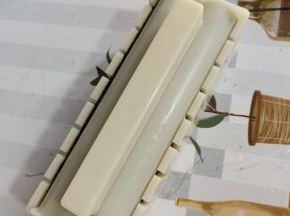 盖上模具的盖子，按压紧实定型！