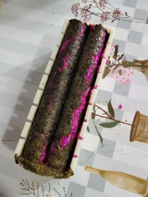 海苔要买质量好有韧性的，我这次买的海苔质量一般，用模具盖子一按压就破了，只好又放了一点一点米饭，重新按压了一下！