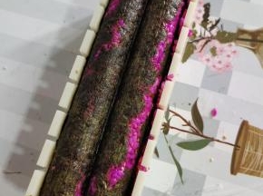海苔要买质量好有韧性的，我这次买的海苔质量一般，用模具盖子一按压就破了，只好又放了一点一点米饭，重新按压了一下！