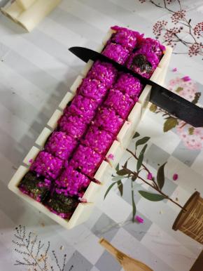 找一把快一点儿的刀，蘸点水，按照模具的隔断，切开！（切好以后，再用爱心模具盖子按压一下，定型）