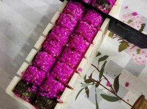 找一把快一点儿的刀，蘸点水，按照模具的隔断，切开！（切好以后，再用爱心模具盖子按压一下，定型）