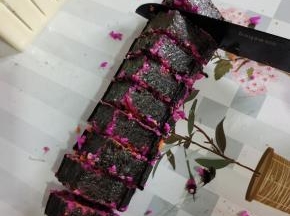 把模具倒过来，如果寿司不好分离，再用刀把寿司分离出来！