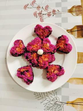 摆盘，中间挤一点沙拉酱装饰一下即可！