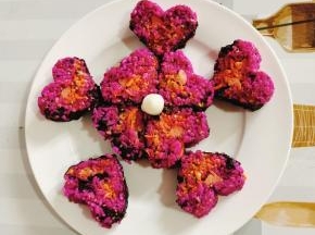 摆盘，中间挤一点沙拉酱装饰一下即可！