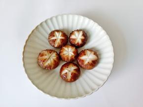 香菇洗净，切成花刀