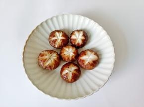 香菇洗净，切成花刀