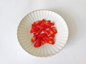 胡萝卜削皮，切成滚刀块