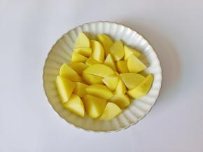 土豆削皮，切成滚刀块