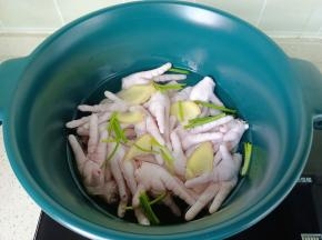 鸡爪放入锅里，加生姜，葱段，料酒