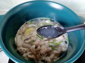 开大火焯水两分钟，焯水时撇去沫子，