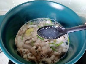 开大火焯水两分钟，焯水时撇去沫子，