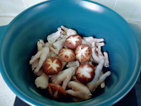 焯好水的鸡爪洗净重新放入锅里，加香菇