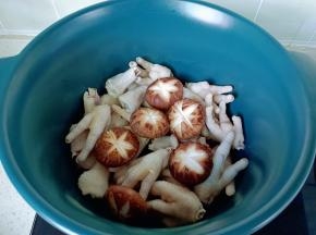 焯好水的鸡爪洗净重新放入锅里，加香菇