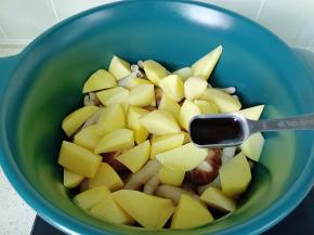 土豆，生抽，蚝油，辣椒酱。