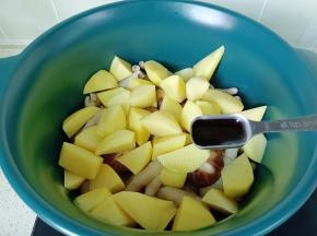 土豆，生抽，蚝油，辣椒酱。