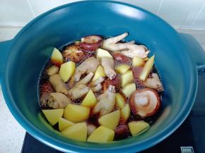 加清水开大火煮沸转中火焖煮20分钟。