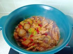 最后加牛肉丸与胡萝卜炖熟即可出锅。