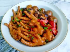 炖好的鸡爪一咬就脱骨。